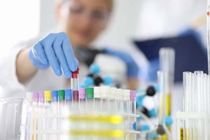 How is metastatic prostate cancer detected and treated in men over 70?